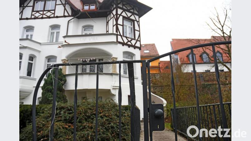 Da Tor ist zu. Die Villa Hinterm Zwinger in Weiden hat keinen Wirt mehr. Bild: Gabi Schönberger