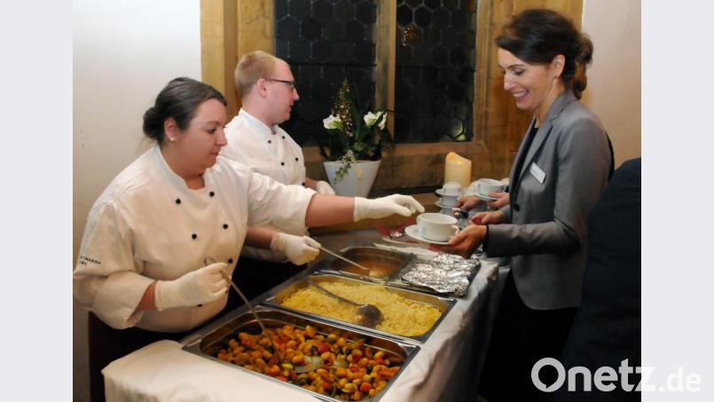 Nach dem offiziellen Teil ging es an die Leckereien aus der Klinikumsküche: Rindergeschnetzeltes Stroganoff und für den fleischfreien Genuss Gnocchi mit Grillgemüse standen zur Auswahl. Bild: Stephan Huber