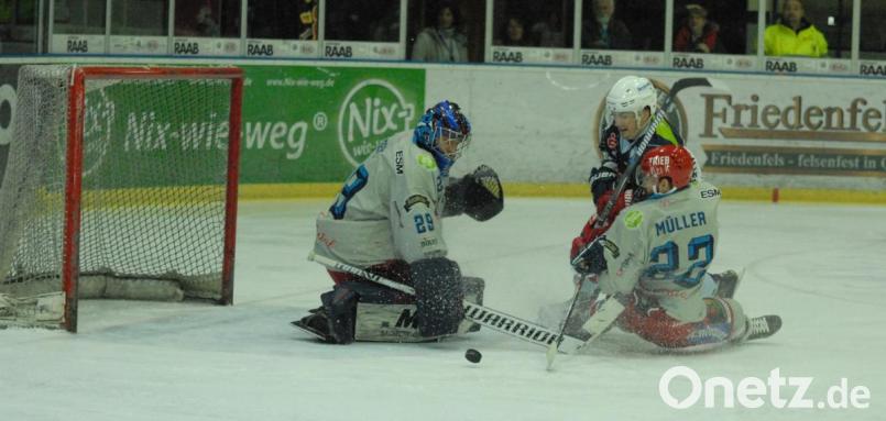 Die Blue Devils verloren am Freitagabend das Derby gegen die Selber Wölfe mit 1:5. Hier hat der Weidener Stürmer Jakub Bitomsky gegen Goalie Niklas Deske und Verteidiger Dominik Müller das Nachsehen. Bild: gb