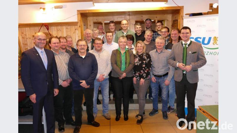 An der Spitze der CSU-Kandidaten für den Marktgemeinderat steht Maximilian Beer (links), der sich wieder um das Bürgermeisteramt bewirbt. Landrat Thomas Ebeling lobte die Entwicklung der Gemeinde. Bild: ga