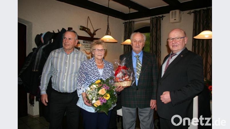 Mit einem Blumenstrauß für Sibylle und einem Brotzeitkörberl für Hans Trassl danken Vorsitzender Erwin Dromann (rechts) und Stellvertreter Fritz Gradl dem Ehepaar, das sich viele Jahre im Vorstand engagiert hat. Nun ziehen sie sich aus Altersgründen aus der Mitarbeit zurück. Die Vorsitzenden hoffen, dass die beiden der &quot;Frohsinn&quot;-Gesellschaft weiterhin als Mitglieder erhalten bleiben. Bild: gpa