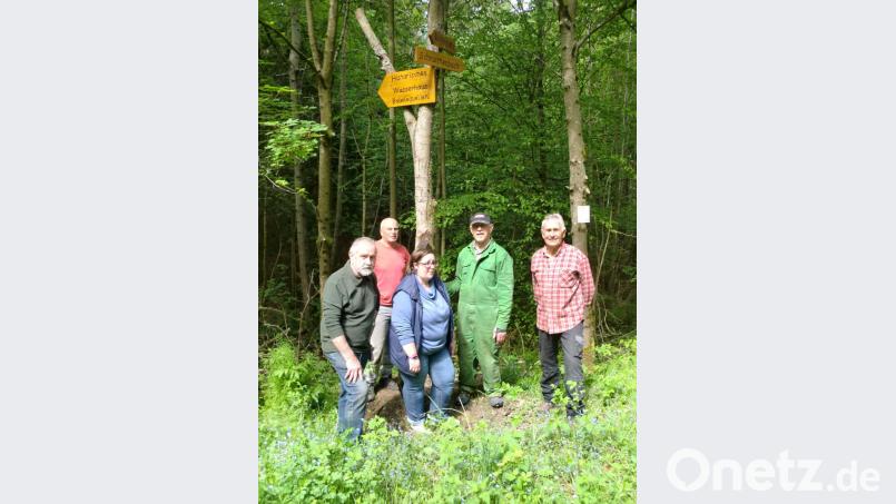 Mit der Aufstellung eines Schilderbaumes am Eichenweg ist die Buchbergbeschilderung abgeschlossen.
Von links: Rainer Biller, Gerhard Häckl, Vorsitzende des Heimat- und Volkstumsvereins Manuela Wagner sowie Erwin Meier und Heinz Gebhardt. Bild: sh