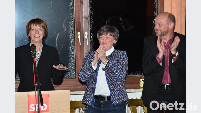 Mit lang anhaltendem Beifall bedanken sich Johannes Zeug und Vorsitzende Irmgard Bótha (von rechts) für die Wahlrede von Margit Kirzinger (links). Bild: fjo