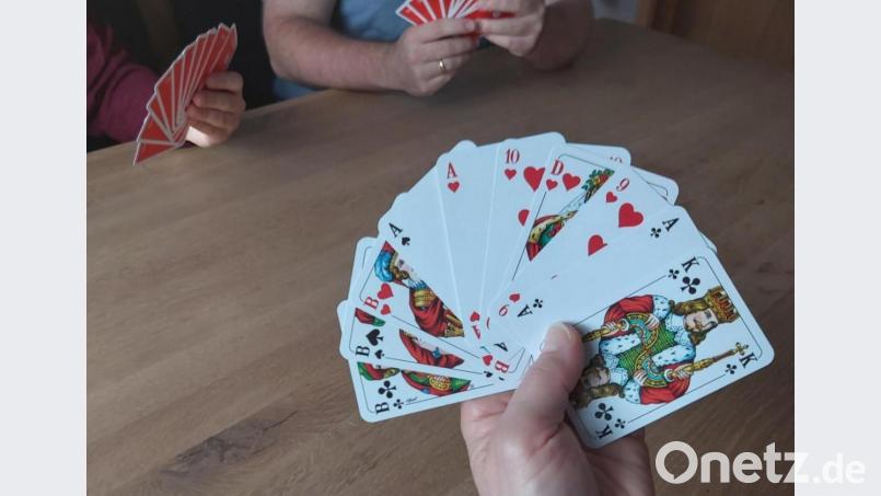 An den für Schafkopfer ungewohnten Karten kann man erkennen, dass hier Skat gespielt wird. In diesem Fall hat der Spieler sogar einen sehr guten Grand auf der Hand. Bild: usc