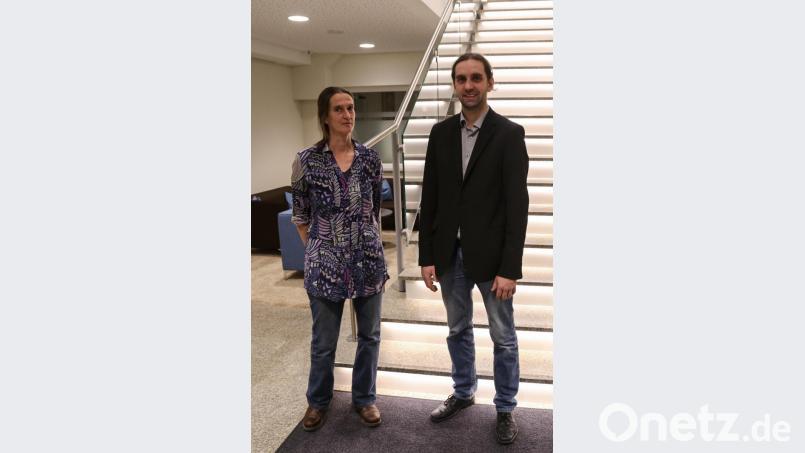 Sie haben die Grünen in Erbendorf wachgeküsst: Simone Bloemhof (55 Jahre) aus Pfaben und Josef Schmidt (36) von der Grenzmühle. In den letzten Wochen führten sie zahlreiche Gespräche, um Kandidaten für eine eigene Stadtratsliste zu finden. Bild: Roland Wellenhoefer