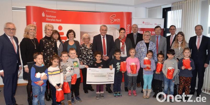 Die Sparkasse Oberpfalz Nord hatte am Freitag die Spendierhosen an und erfreute Schulen, karitative und soziale Einrichtungen mit kräftigen Finanzspritzen. Bild: Kunz