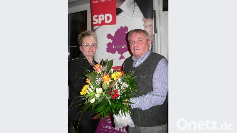 SPD-Chef Karl Hauser gratuliert Bürgermeisterkandidatin Julia Bayer zur Nominierung. Bild: mh