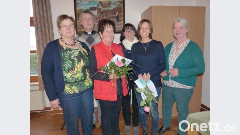 Im Verband neu aufgenommen wurden Christa Brünsch und Manuela Weißenburger (Dritter und Fünfte von links) vom Vorstandstrio Claudia Rupprecht, Maria Winter (Erste und Dritte von rechts) und Renate Kraus (links) sowie Pfarrer Adam Nieciecki. Bild: sl