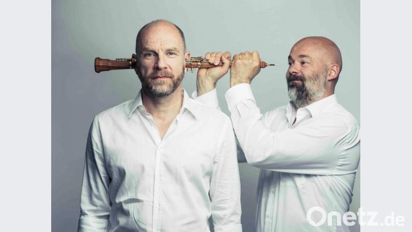 Schauspieler Götz Schubert (links) schlüpft in dem außergewöhnlichen Musik/Hör/Spiel in die jeweiligen Rollen und bringt mit seinem wandlungsfähigen Spiel und seiner Stimme die verschiedenen Charaktere eindrucksvoll auf die Bühne. Für den passenden Soundtrack sorgt Manuel Munzlinger. Bild: mmmusic/Guido Werner