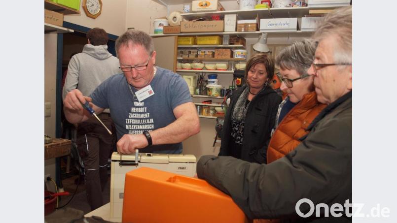 Ehrenamtliche Tüftler mit Sinn für Humor: “Himmi Herrgott Zackriment” kann man auf dem T-Shirt von Franz Bleicher lesen, der gerade eine Nähmaschine repariert. Bild: sön