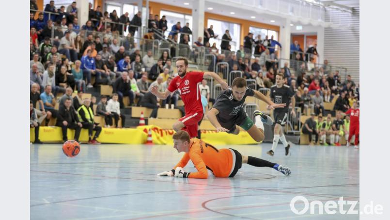 Die SG Mitterteich II/Steinmühle belegte bei der Futsal-Kreismeisterschaft in Hof den zweiten Platz. Im Finale unterlagen die Stiftländer dem FC Waldstein im Sechsmeter-Schießen. Hier fliegt Mauricio Göhlert im Gruppenspiel gegen die SG Regnitzlosau über den gegnerischen Torwart. Bild: Michael Ott