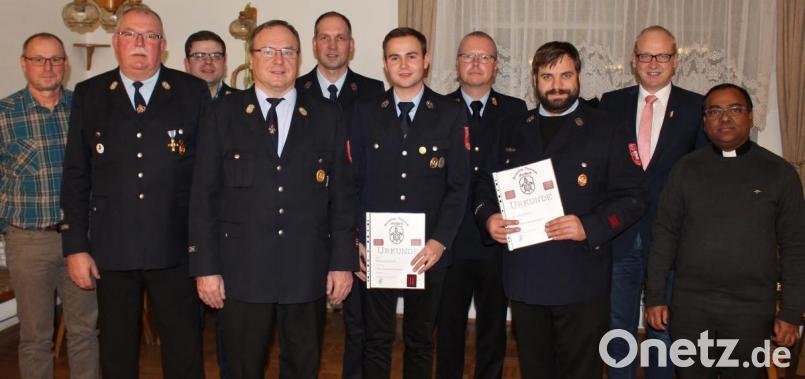 Bei der Jahreshauptversammlung der Freiwilligen Feuerwehr Adlholz wurden Urkunden und Abzeichen verliehen. Darüber freuten sich (von links); stellvertretender Kulturausschussvorsitzender Wolfgang Schötz, Vorsitzender Paul Winklmann, Andreas Graf, Kommandant Reinhard Bauer, Christian Winklmann, Manuel Heindl, Kreisbrandinspektor Christof Strobl, Bernhard Graf, Bürgermeister Bernhard Lindner und Pfarrvikar Hrudaya Kumar Madanu. Bild: exb