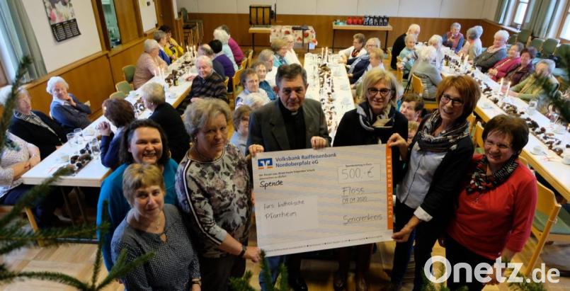 „Ihr seid großartig“, dankt Pfarrer Max Früchtl, als er die Spende vom Katholischen Seniorenkreis entgegennimmt. Bild: le