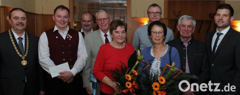 Bei den Ehrungen verdienter Gemeindebürger (von links): Bürgermeister Peter Dotzler, Simon Lösch, Gerhard Böller, Josef Bäumler, Margarete Bäumler, Maximilian Friedl, Monika Hager, Norbert Hager und 3. Bürgermeister Dominik Obermeier. Bild: gf