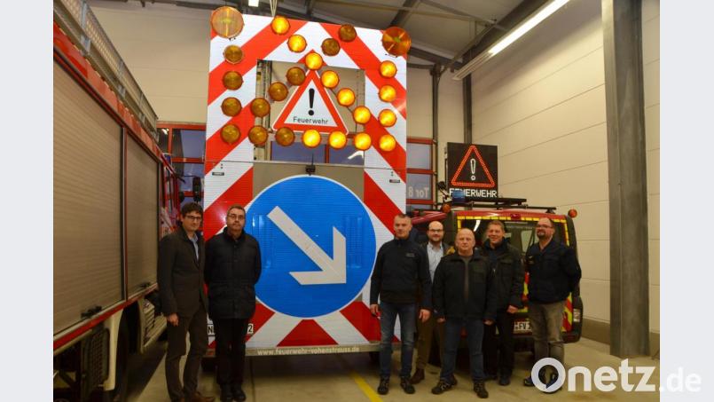 Zweiter Bürgermeister Uli Münchmeier, Kämmerer Rainer Dötsch, Kommandant Mario Dobmayer, Kreisbrandrat Marco Saller, Kreisbrandinspektor Martin Weig, Kreisbrandmeister Christian Demleitner und Maschinist Markus Süss (von links) sind stolz auf das neue Einsatzgerät, das in erster Linie der Sicherheit der Einsatzkräfte dient und die Verkehrsteilnehmer auf Gefahren hinweist. Bild: dob