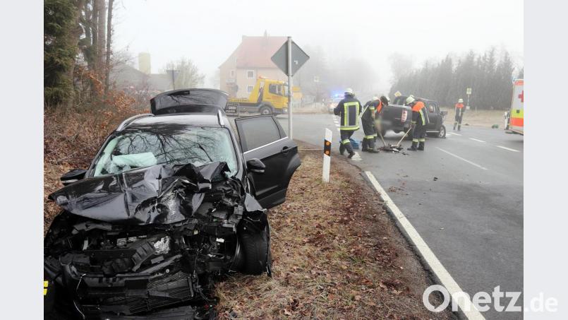 Der Ford Kuga wird nach dem Zusammenprall mit dem Mazda Pickup in den Graben geschleudert. Bild: jma
