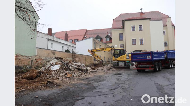 Vergangene Woche riss ein Bagger die Garagen im Hinterhof des historischen Rathaus ab. Im Zuge des barrierefreien Umbaus soll das Umfeld aufgewertet werden. Es entstehen Parkplätze – nicht nur für städtische Mitarbeiter. Bild: Mirko Streich/Stadt Tirschenreuth