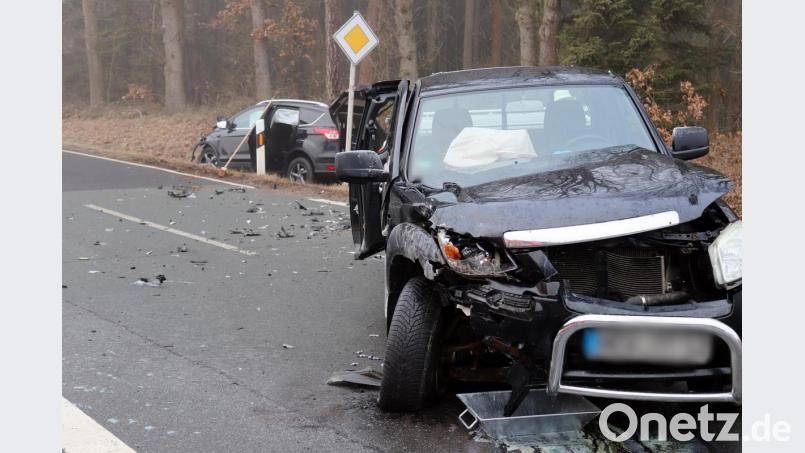 Beiden Fahrzeuge wurden bei dem Zusammenstoß stark beschädigt. Bild: jma