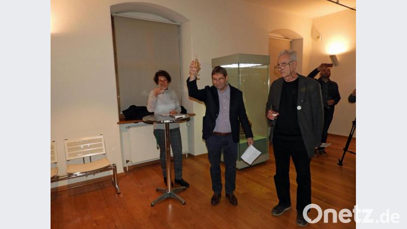 Beim Neujahrstreffen im Keramikmuseum stoßen Museumsleiterin Stefanie Dietz, Konstantin Thomas von den „Keramischen“ und KV-Vorsitzender Wolfgang Herzer (von links) auf ein erfolgreiches Kulturjahr 2020 an. Bild: Winkler