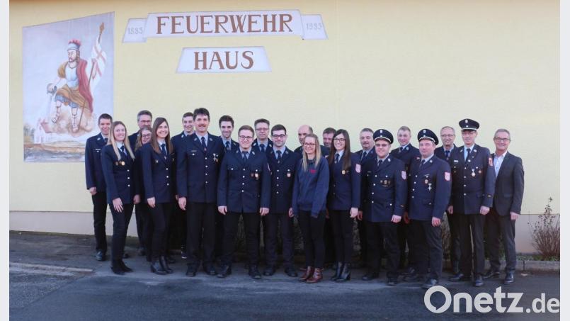 Im Anschluss an die Jahreshauptversammlung stellte sich die neue Vorstandschaft vor dem Feuerwehrhaus mit dem Bild des Hl. Florian zu einem Erinnerungsbild auf. Rechts im Bild Bürgermeister Werner Nickl. Bild: rpp