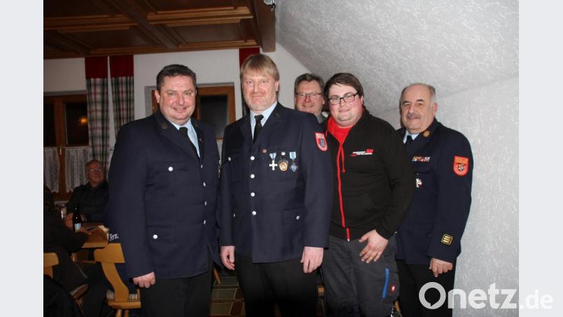 Vom Stellvertreter erneut zum Vorsitzenden ist Michael Turban (links) bei der Feuerwehr Pertolzhofen gewählt worden. Bernhard Gleixner (Zweiter von links) ist der neue Stellvertreter, als Beisitzer wurde Christian Blab (Zweiter von rechts) bestimmt. Kreisbrandinspektor Richard Fleck (rechts) und Bürgermeister Martin Prey gratulierten zur Wahl. Bild: frd