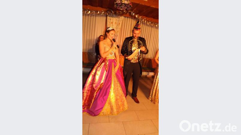Prinzessin Annalena I. und Prinz Benjamin I. halten in prachtvoller Robe eine humorvolle Antrittsrede an das närrische Volk. Bild: trj