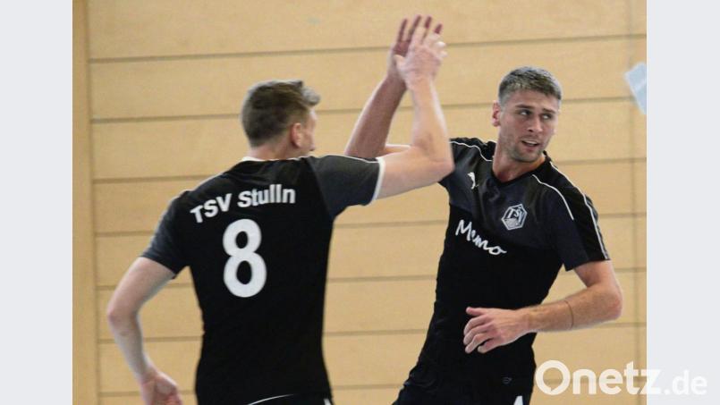 Die Langen des TSV Stulln: Wilhelm Frank (links) gratuliert Wolfgang Hesl zu einem Treffer. Bild: ham