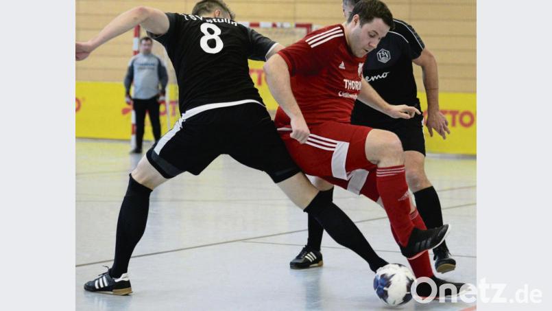 Bastian Lobinger (rotes Trikot) setzt sich gegen zwei Stullner durch. In der Vorrunde wie im Finale verlor die SpVgg aber gegen den TSV. Bild: ham