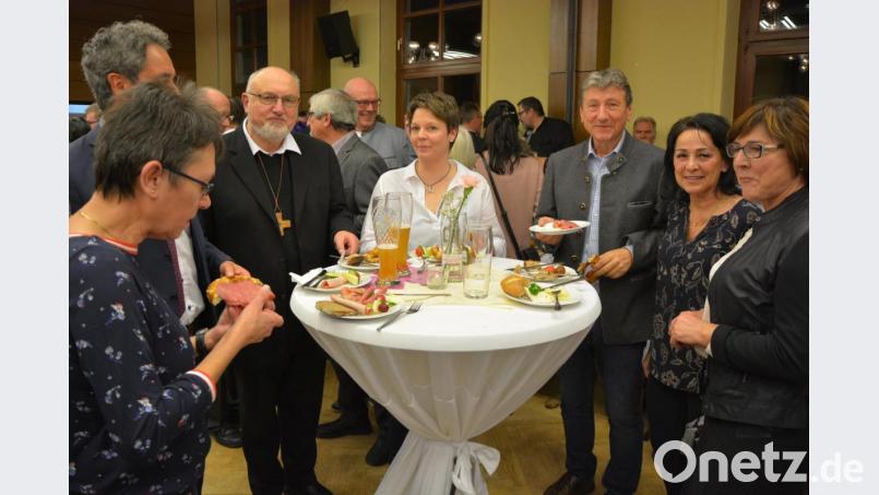 Die Gäste des Mitterteicher Neujahrsempfang ließen es sich gut gehen. Bild: jr