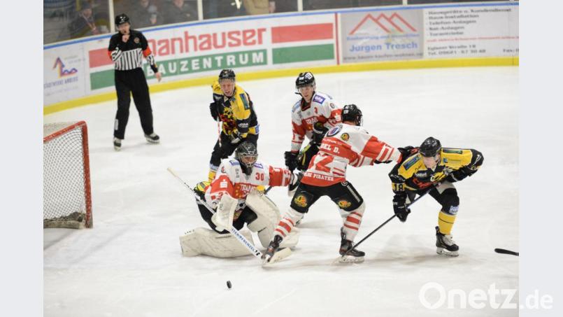 Ein ums andere Mal bissen sich die Löwen (im Bild links Felix Köbele und rechts Bernhard Keil) die Zähne an der starken Abwehr des ESV Buchloe um Torhüter Johannes Wiedemann aus. Bild: Andreas Brückmann