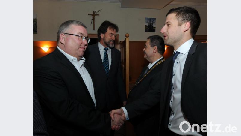 Zahlreiche Hände mussten der 3. Bürgermeister Dominik Obermeier (rechts) und Bürgermeister Peter Dotzler (Zweiter von rechts) schütteln und Neujahrsglückwünsche entgegennehmen, auf unserem Foto auch der Schnaittenbacher Bürgermeister Sepp Reindl (l.) und Schulleiter Heinz Meindl (2.v.l.). Bild: gf