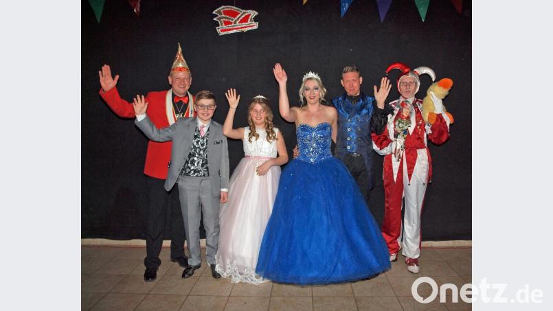Mit einem dreifachen „Rieden oho“ begrüßten Präsident Daniel Kellner, Kinderprinz Tim I. mit Prinzessin Hanna I., Prinzessin Melanie III. und Prinz Sven I. sowie Hofnarr Kurt Zittlau (von links) die Besucher der Inthronisation. Bild: sön