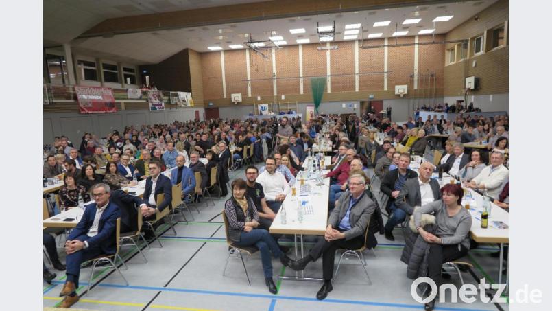 Viele politisch interessierte Bürger verfolgten in der Mehrzweckhalle gespannt die Podiumsdiskussion der beiden CSU Kandidaten mit dem Moderator Thomas Bärthlein. Bild: jzk