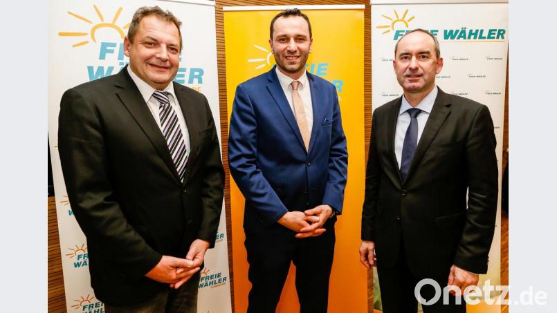 Ferdi Eraslan (Mitte) ist Oberbürgermeisterkandidat der Freien Wähler Schwandorf. Wirtschaftsminister Hubert Aiwanger (rechts) und FW-Kreisvorsitzender Dieter Jäger (links) gratulierten ihm zur Nominierung. Bild: Hösamer