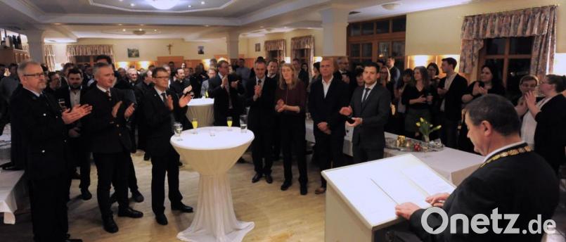 Vertreter von Vereinen, Organisationen und Firmen waren zum Neujahresempfang der Gemeinde Gebenbach geladen, applaudierten mehrfach den Ausführungen von Bürgermeister Peter Dotzler (rechts) und nutzten den Abend auch zum gegenseitigen Austausch. Bild: gf