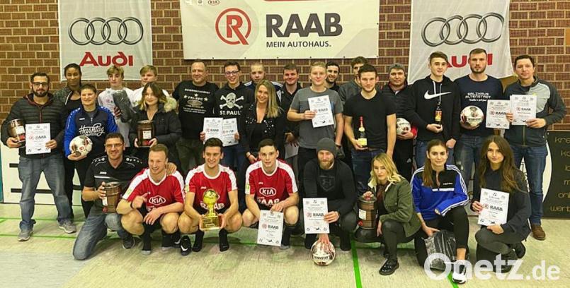 Die zehn Teams, hier die Vertreter bei der Siegerehrung, sowie die ausgezeichneten Spieler, bieten sechs Stunden lang beste Unterhaltung und treffen in 18 Spielen 105 Mal ins Schwarze. Bild: lst