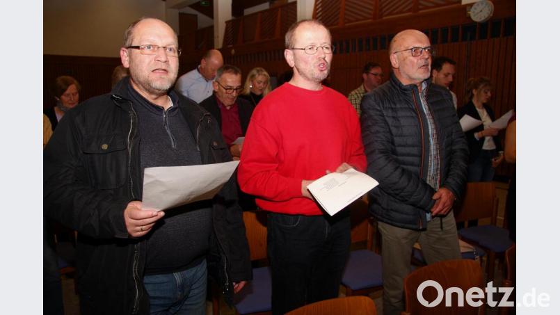 Die abschließende Bayernhymne wurde von Kirchenchor-Leiter Werner Fritsch (Mitte), Organist Hubert Köhler (links) und Chormitglied Helmut Höcht (rechts) angestimmt. Bild: wro