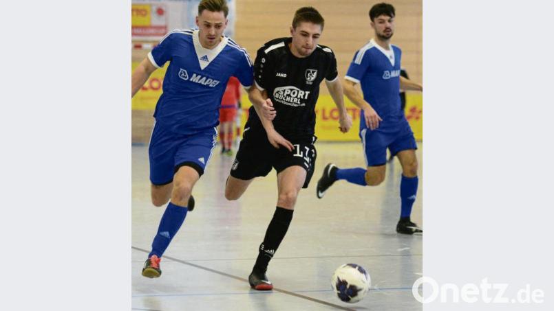 Simon Lorenz (schwarze Trikots) und Schwarzenfeld liefen im Sportpark der Musik hinterher. Bild: ham