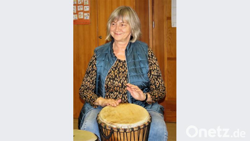 Helga Bergmann möchte das Trommeln auch in ihrem Beruf als Heilpädagogin benutzen und sich darin fortbilden. Bild: ubb