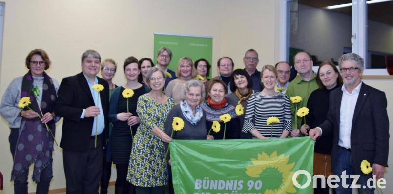 Marion Juniec-Möller (Sechste von links) führt die Stadtratsliste der Schwandorfer Grünen an. Bild: td