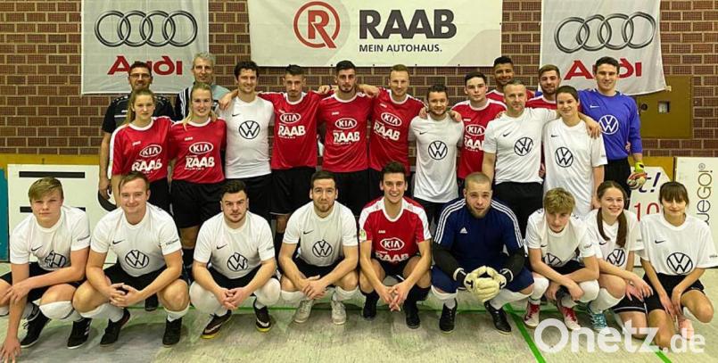 „Autohaus Raab &amp; Fortuna Weiden“ (rote Trikots) sichert sich beim Firmen- und Behörden-Hallenturnier um den Audi Service-Hallencup den ersten Platz durch ein 5:4 im Finale gegen das Trainerteam des FC Weiden-Ost (weiße Trikots). Bild: lst