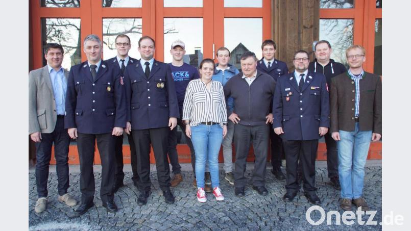 Die neugewählte Vorstandschaft der Feuerwehr Stadlern, die unter der Führung von Vorsitzendem Michael Riedl (Zweiter von links) steht. Bürgermeister Gerald Reiter (links) und Stellvertreter Tobias Eckl (rechts) gratulierten zur Wahl und würdigten das Engagement der Wehr. Bild: mmj