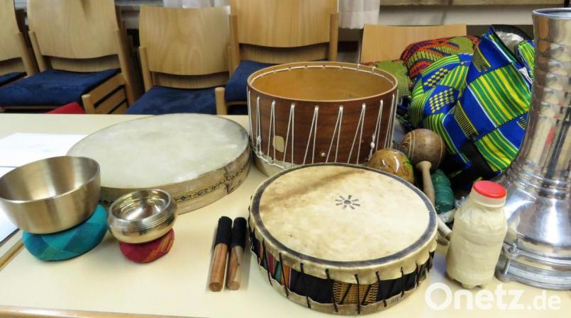 Trommeln und Percussions gehören seit Urzeiten zu den Instrumenten der Menschheit. Uschi Hahn hat sich auch geschichtlich schlau gemacht und danach ihre Instrumente ausgerichtet. Bild: ubb