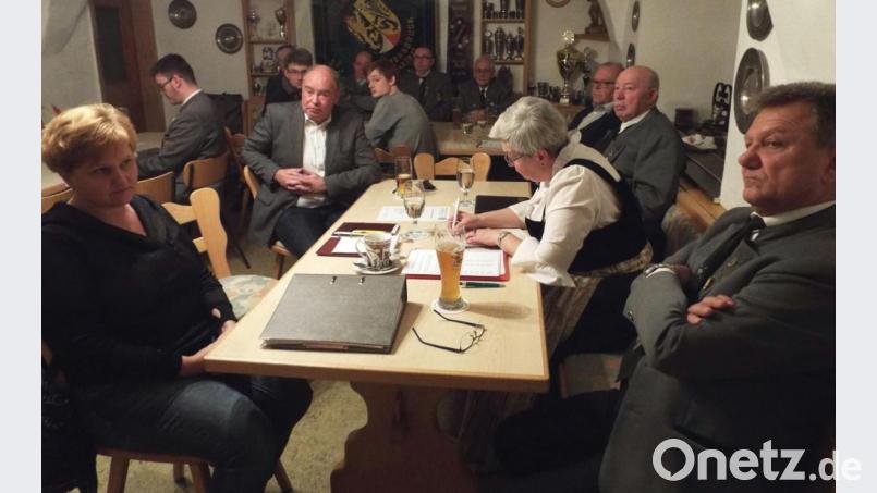 Schwierige Debatten über die Zukunft des Vereins: Norbert Franzel (rechts), Schatzmeisterin Michaela Zajac (links), Schriftführerin Irmgard Sollfrank (Zweite von rechts) und Bürgermeister Roland Strehl (Dritter von links). Bild: e