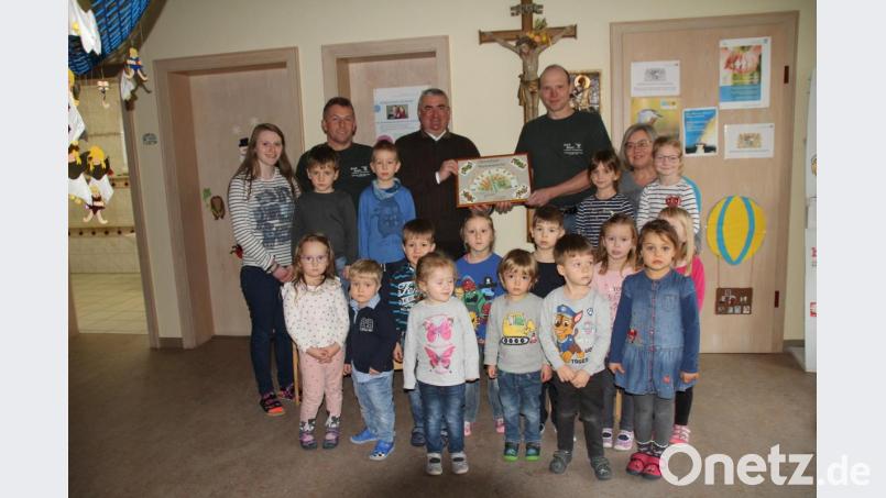 Im Beisein der Kinder und Erzieherinnen nahm Stadtpfarrer Alfons Kaufmann (hinten, Dritter von links) die Spende von 600 Euro entgegen. Bild: frd