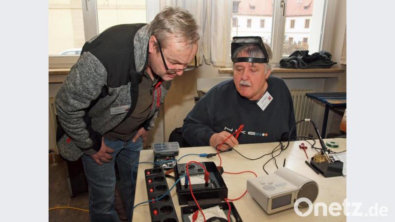 „Des kriang ma scho hi“ ist der Spies Sepp (rechts) überzeugt. Sein Spezialgebiet ist die Lösung elektronischer Probleme. Bild: sön