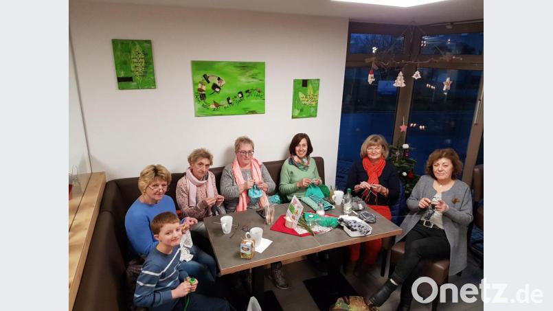 Regelmäßig treffen sich die Mitglieder des Schwarzenbacher Strickkreises, um gemeinsam ihrem Hobby nachzugehen. Bild: hal