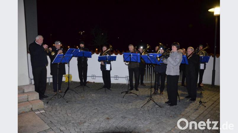 Der Posaunenchor Etzenricht/Rothenstadt begrüßt die Konzertbesucher mit einem Standkonzert vor der katholischen Kirche St. Nikolaus. Bild: amü
