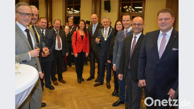Im Bild (von links) die Bürgermeister Bernd Sommer und Johann Burger, Waldsassens Polizeichef Roland Heldwein, Johann Brandl, Hana Lunakova und Egers Zweiter Bürgermeister Jiří Černý, Bürgermeister Roland Grillmeier und Ehefrau, MdB Albert Rupprecht, stellvertretender Landrat Alfred Scheidler und Zweiter Bürgermeister Stefan Grillmeier. Bild: jr