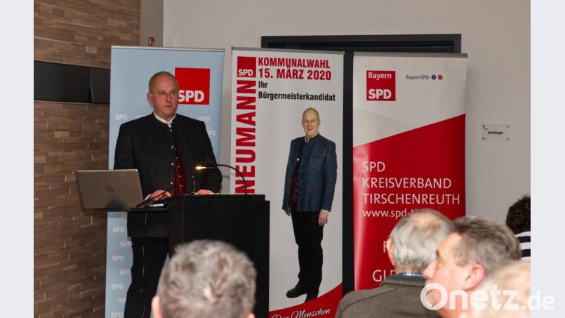 Der doppelte Jochen Neumann: Der eine lächelt locker vom Wahlplakat herunter, der andere trägt mit ernster Mine das Wahlprogramm vor, das er zusammen mit der SPD Erbendorf/Wildenreuth entwickelt hat. Bild: man